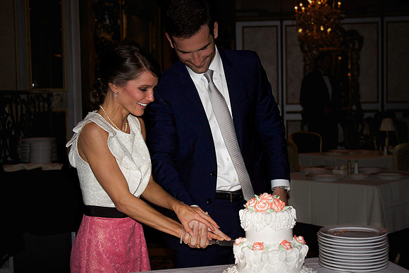 JD & HANNA Cutiing cake